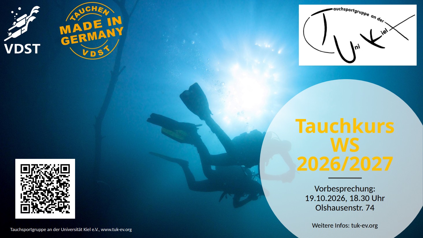 Zwei Taucher*innen bei Übungen im Schwimmbad