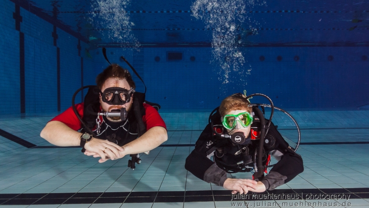Two divers next to each other during a diving lesson